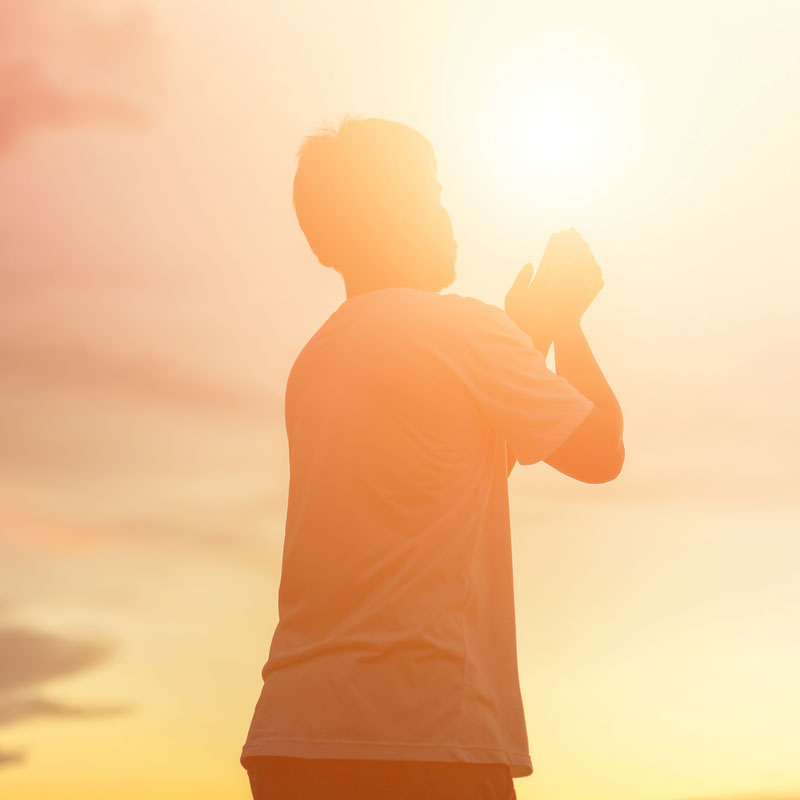 Mann bei Sonnenuntergang